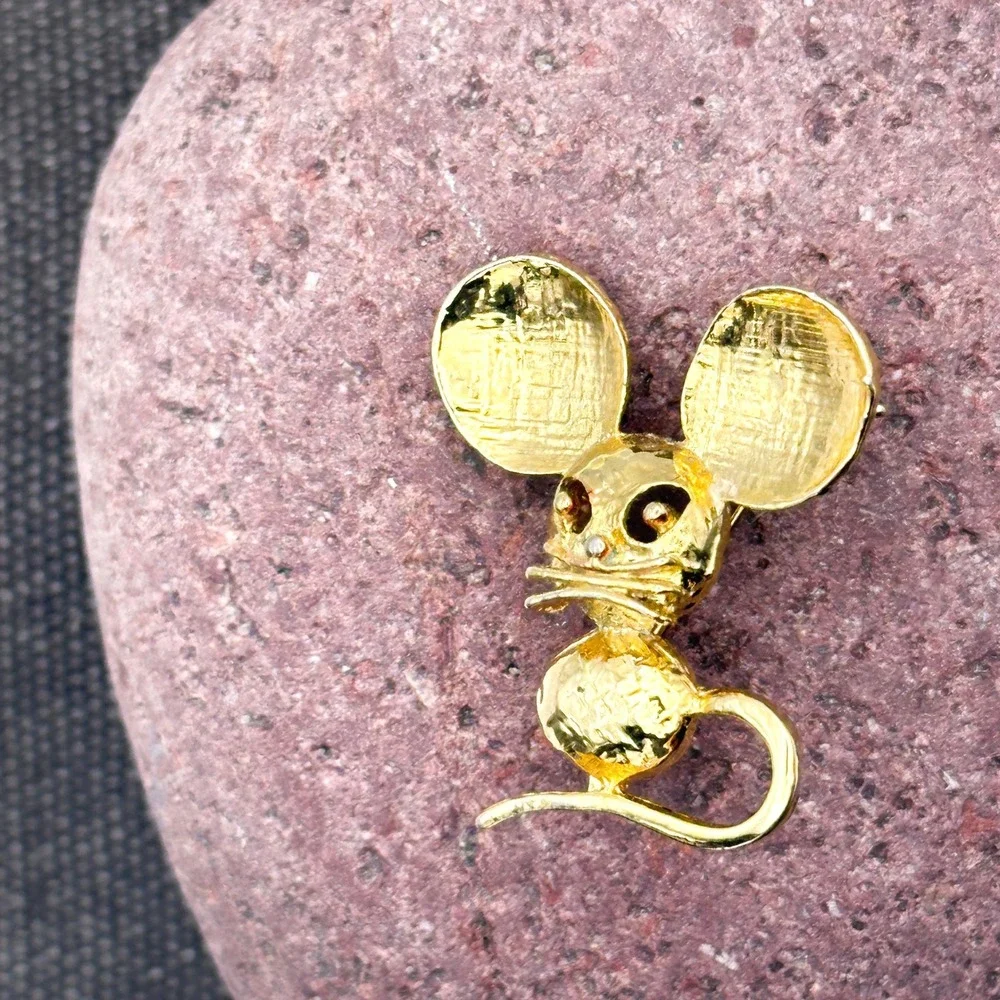 Vintage Gold Tone Mouse Brooch Curled Tail 1.25